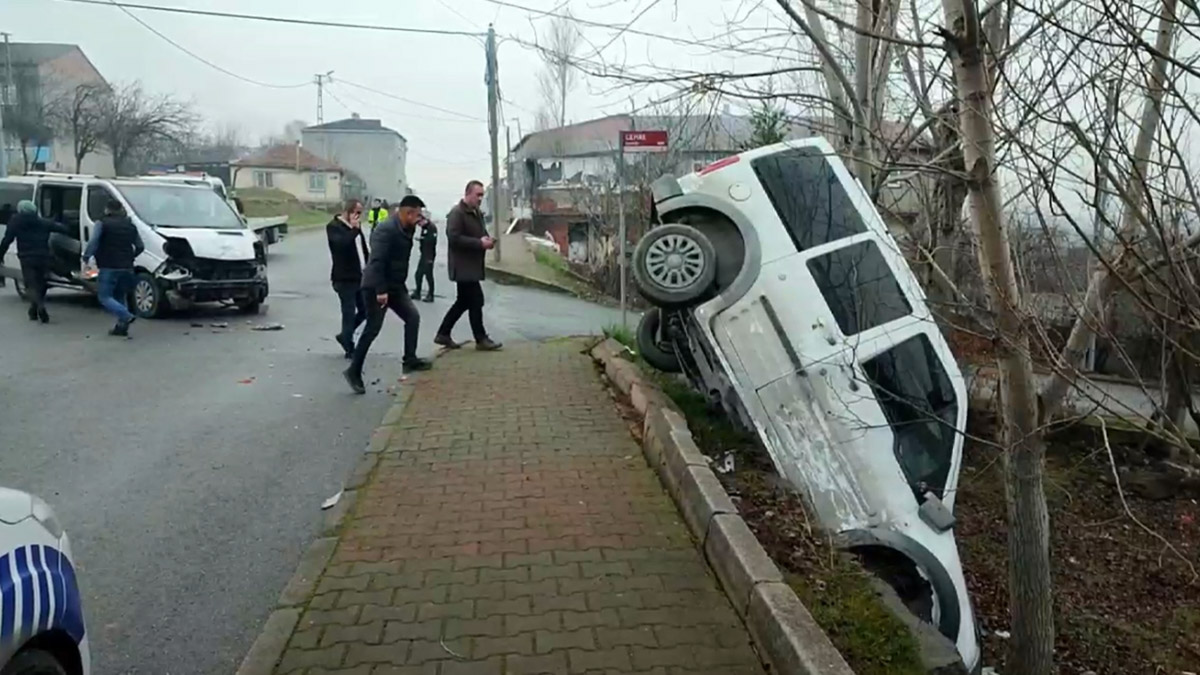 Çarpışan iki araçtan biri boşluğa düştü: 3 yaralı