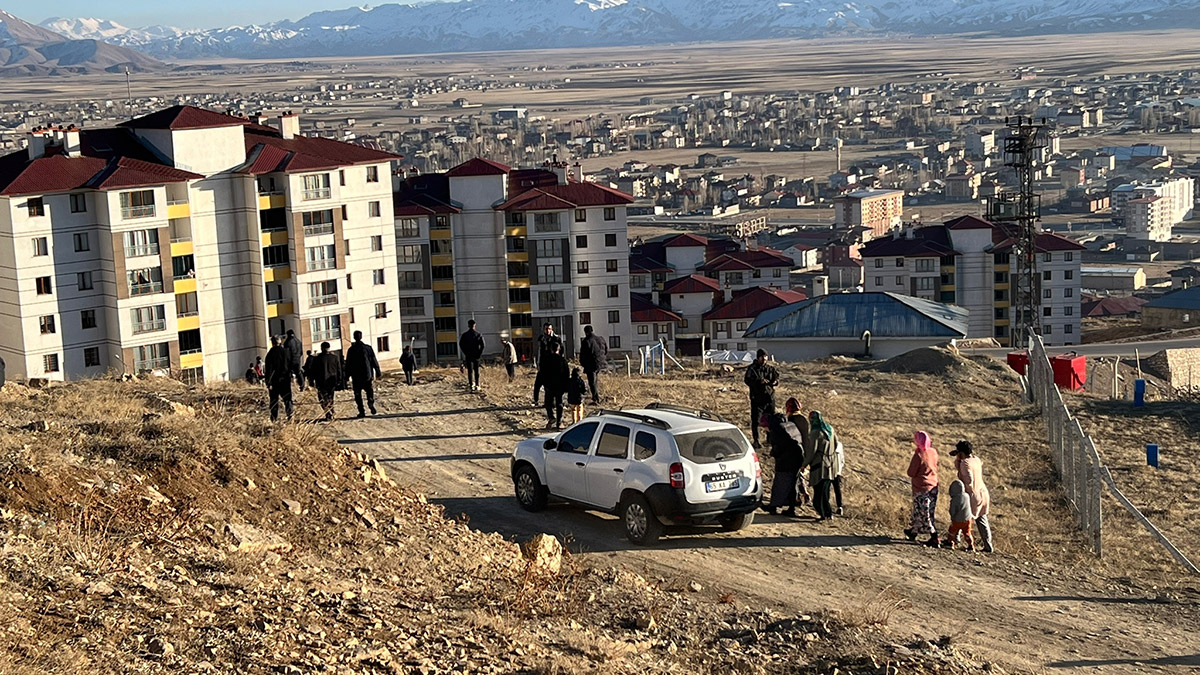 Çarşı ve mahalle bekçisi arazide ölü bulundu
