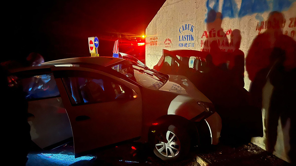 Cenazeye giden aile kaza yaptı: 3 Yaralı