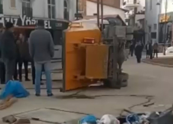 Çöp kamyonu çöken zemine devrildi
