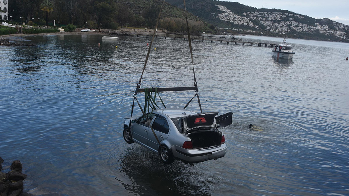 Denize uçan otomobilin sürücüsü hayatını kaybetti