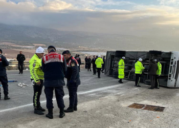 Denizli'de işçi servisi devrildi: 2 ölü, 15 yaralı