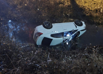 Dereye düşen otomobildeki 2 kadın yaralandı