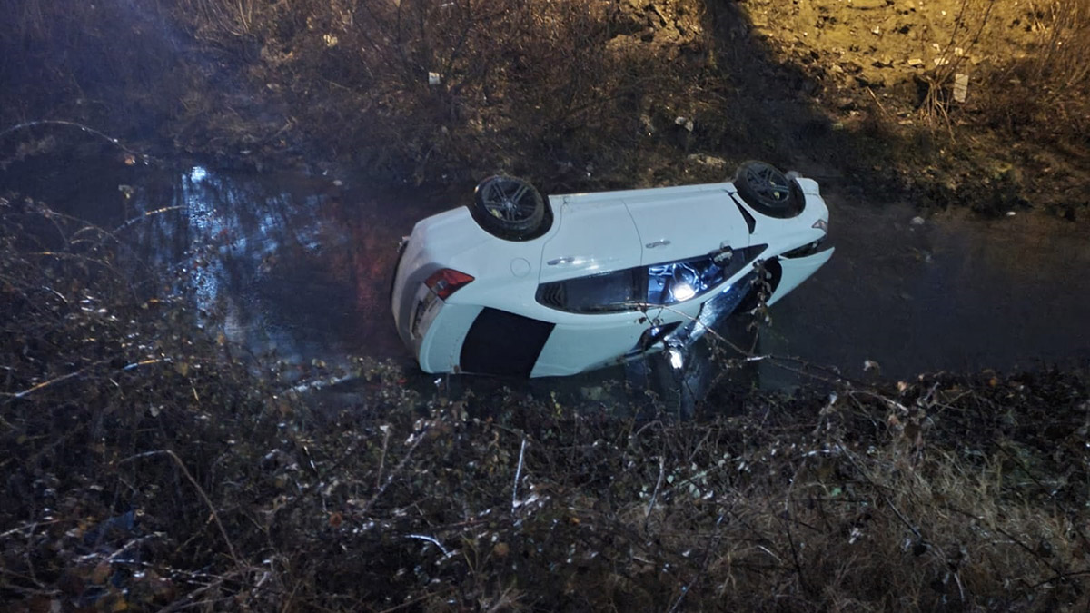 Dereye düşen otomobildeki 2 kadın yaralandı