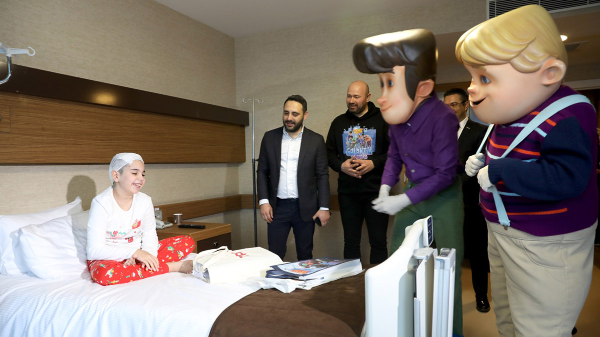 Distoni hastası Zeynep’e maskotlardan süpriz
