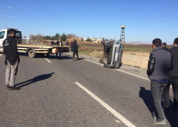 Diyarbakır'da bariyerlere çarpan otomobil yan yattı