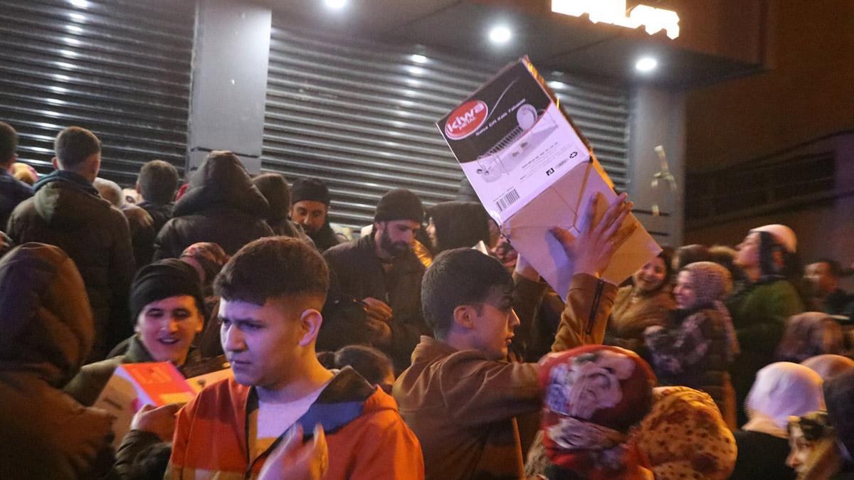 Diyarbakır'da gece yarısı ucuzluk izdihamı