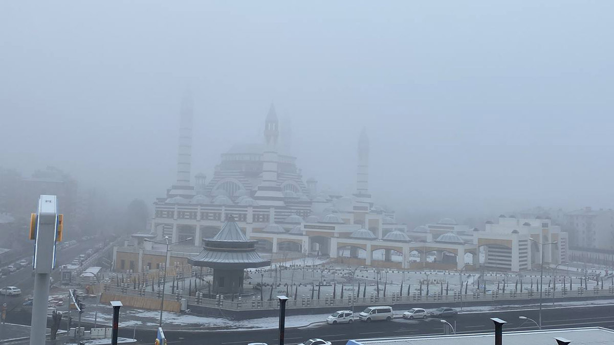 Diyarbakır'da uçak seferlerine sis engeli