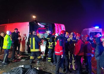 Diyarbakır'da yolcu otobüsü devrildi: 5 ölü, 22 yaralı