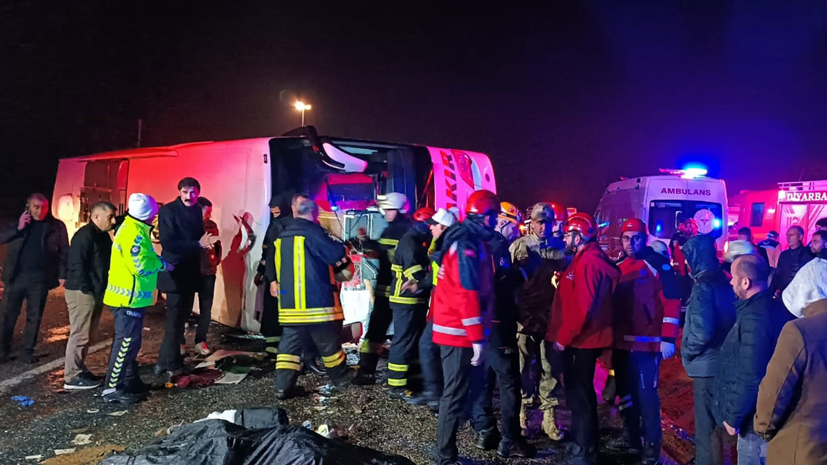 Diyarbakır'da yolcu otobüsü devrildi: 5 ölü, 22 yaralı