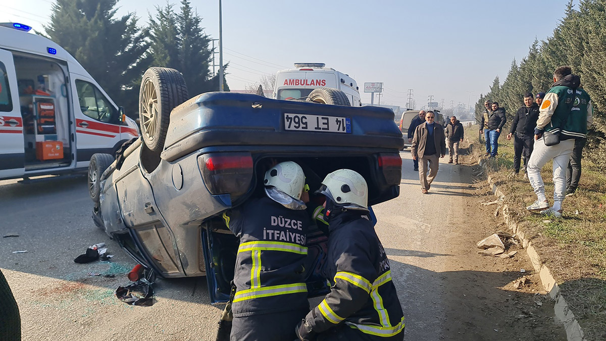 Düzce'de takla atan otomobildeki 2 kişi yaralandı
