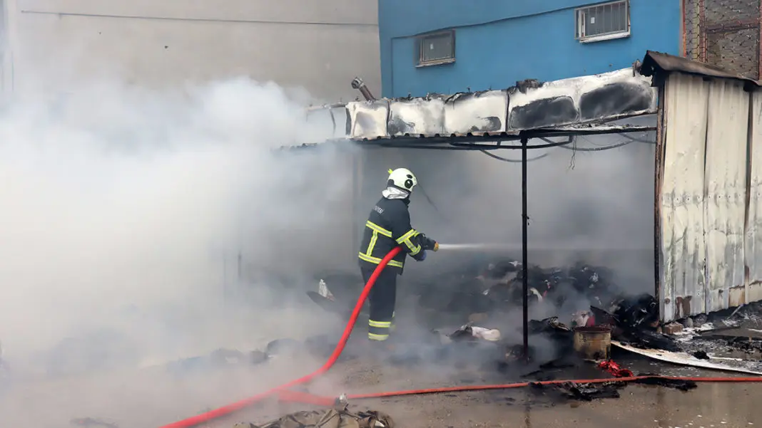 Edirne'de 3 seyyar tezgah yangında kül oldu