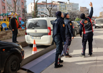 Edirne'de lodos, bina kaplamalarını uçurdu