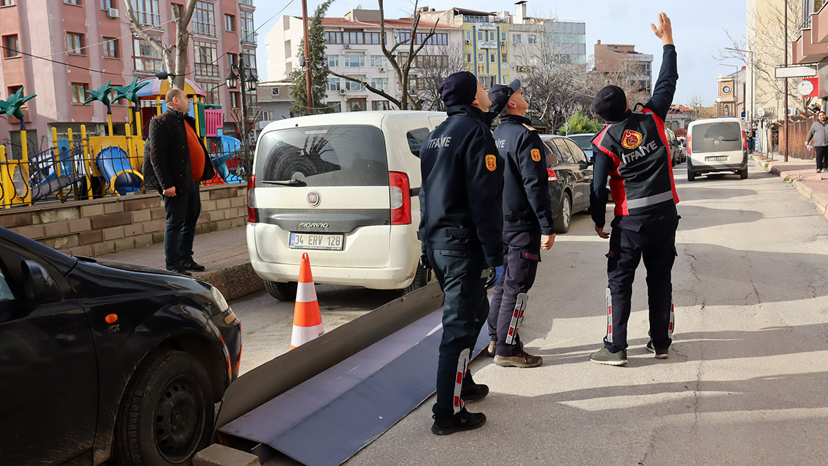 Edirne'de lodos, bina kaplamalarını uçurdu