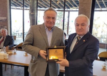 Eğitimci Enver Yücel'e memleketinde vefa ödülü