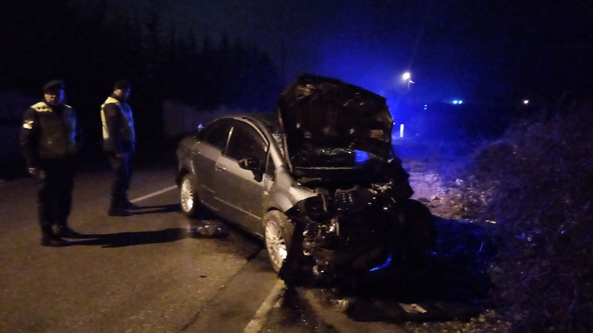 Ehliyetsiz sürücü bahçe duvarına çarptı: 4 yaralı