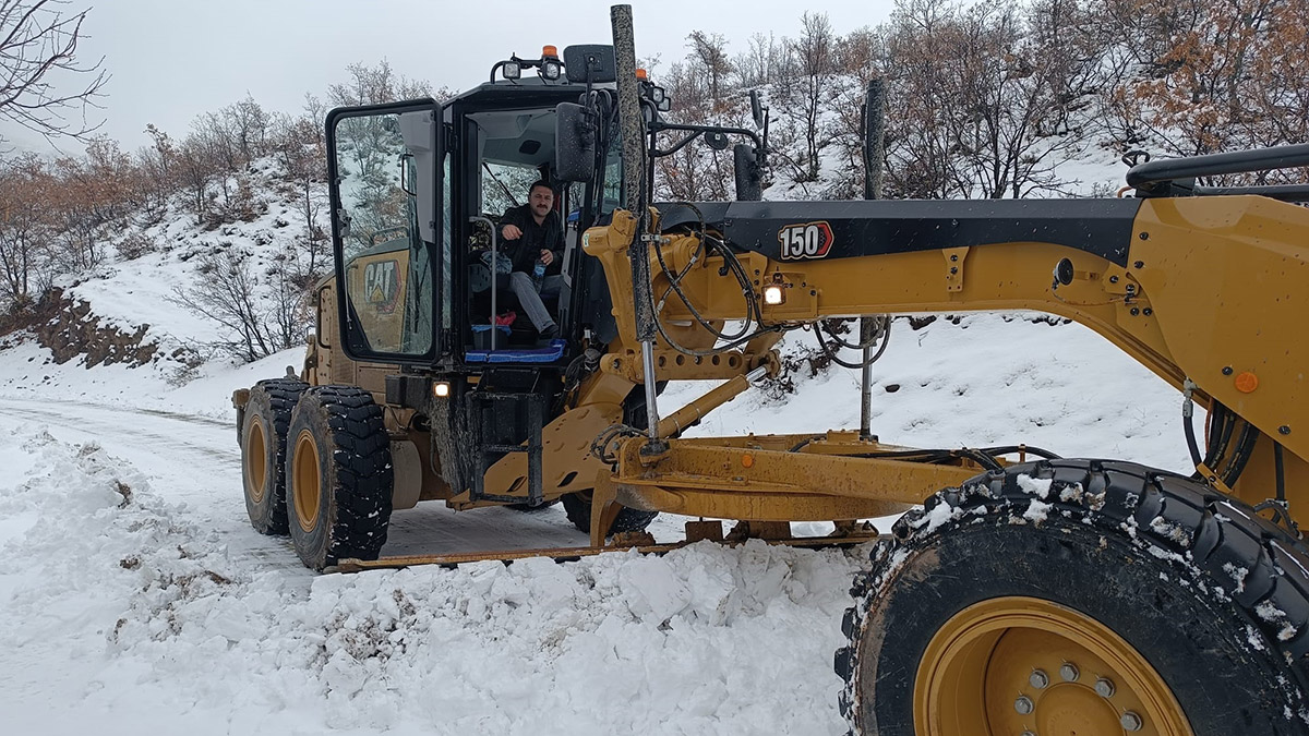 Elazığ'da kardan kapanan 115 köy yolu açıldı