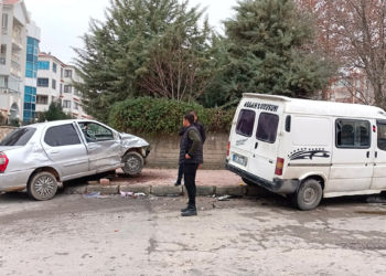 Elazığ'da minibüs ile otomobil çarpıştı: 4 yaralı