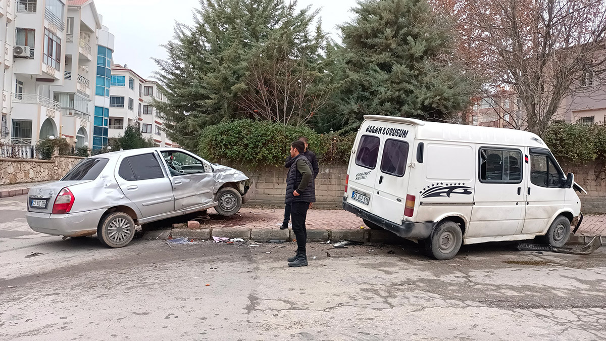 Elazığ'da minibüs ile otomobil çarpıştı: 4 yaralı