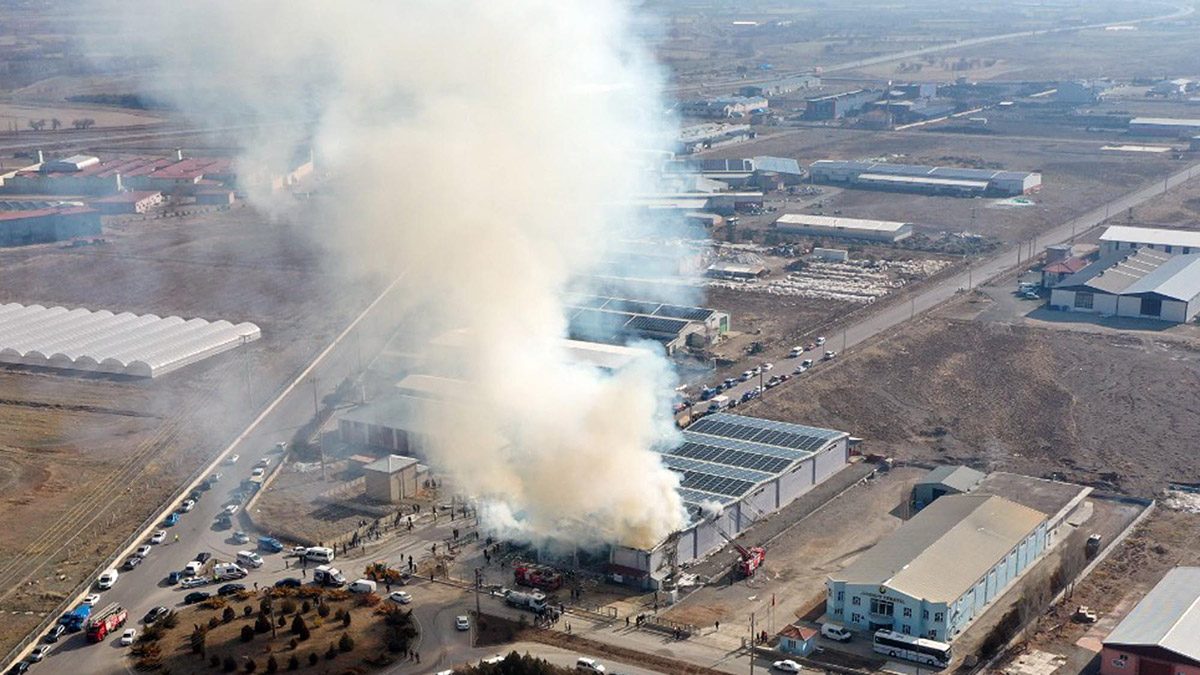 Erzincan'da mobilya deposunda yangın