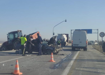 Eskişehir'de traktör ile otomobil çarpıştı: 3 yaralı