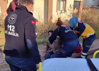 Evinde bıçaklı birini görünce, oğluyla balkondan atladı