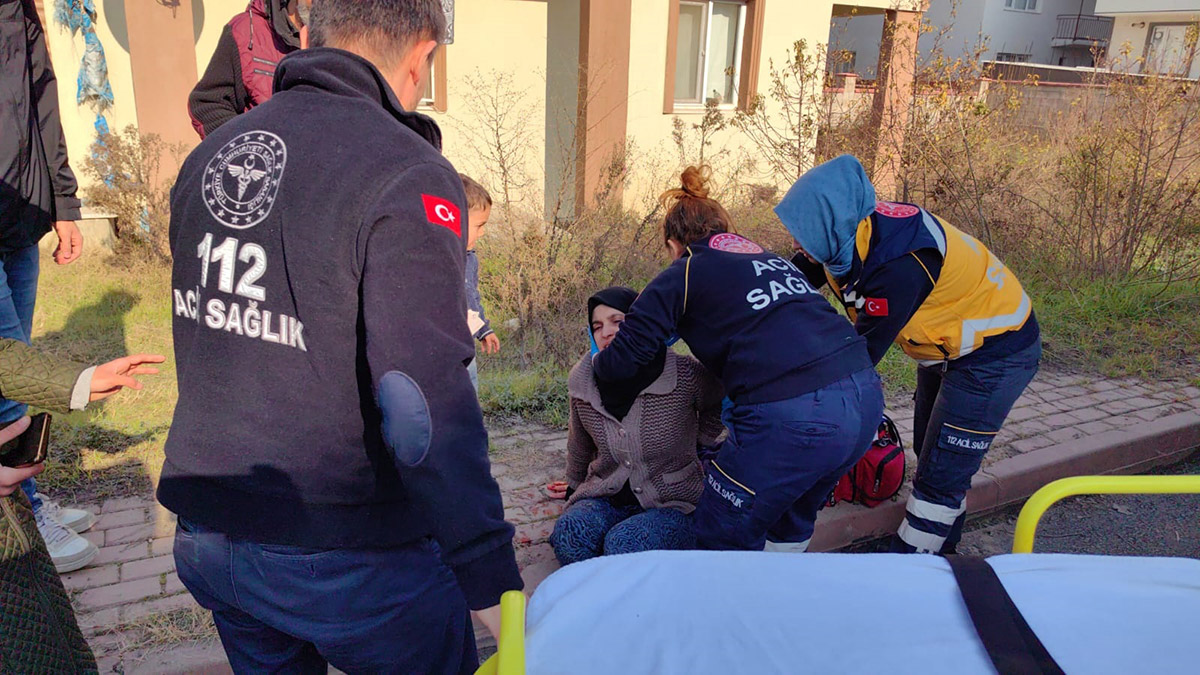 Evinde bıçaklı birini görünce, oğluyla balkondan atladı