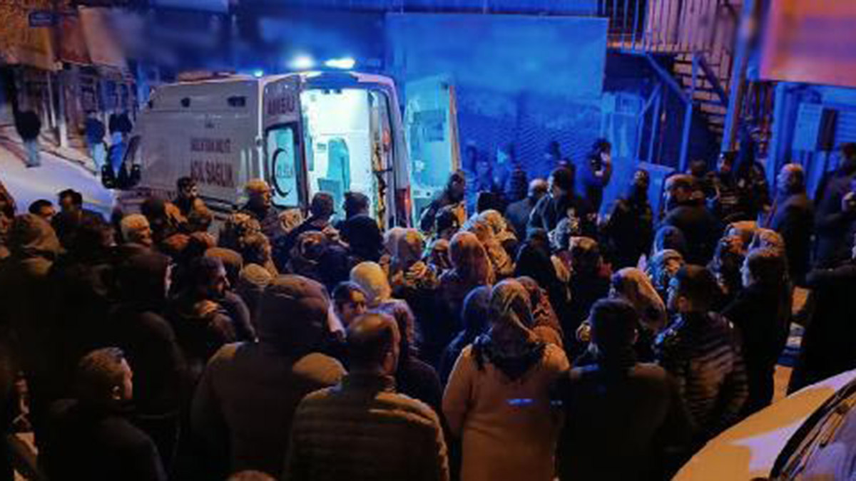 Evinde boğazı kesik halde ölü bulundu