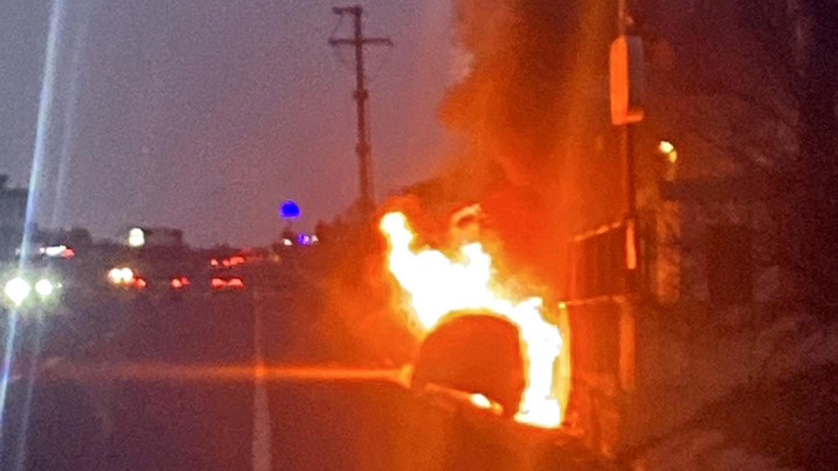 Fabrika duvarına çarpan otomobil alev aldı