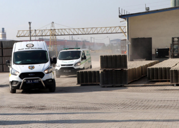 Fabrikanın çatısından düşen işçi öldü