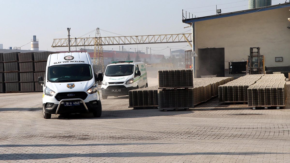 Fabrikanın çatısından düşen işçi öldü 