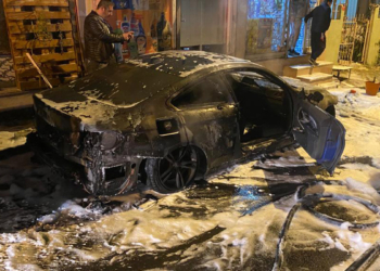 Fatih'de park halindeki lüks otomobilde yangın