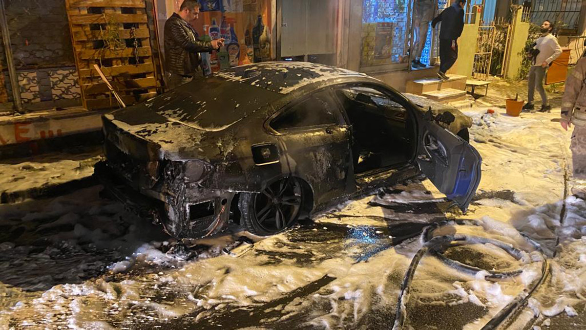 Fatih'de park halindeki lüks otomobilde yangın