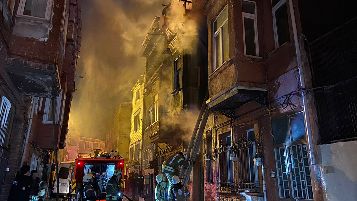 Fatih'te 3 katlı binada yangın; 1 kişi yaralandı