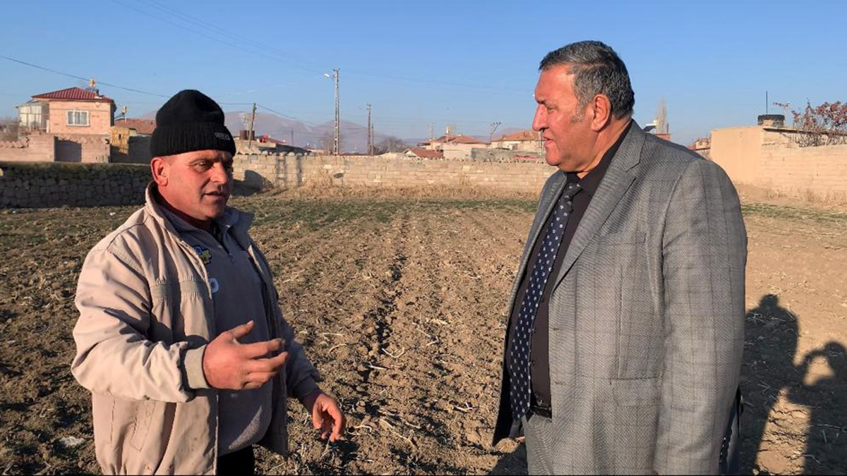 CHP Milletvekili Ömer Fethi Gürer, kuraklığın vurduğu tarlaları gezdi, üreticinin sorunlarını dinledi… Gürer: “Kuraklık hububatta tohumu toprağa hapis etti” dedi.