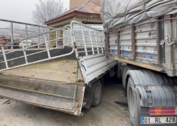 Freni boşalan TIR, taksi durağına ile 5 araca çarptı