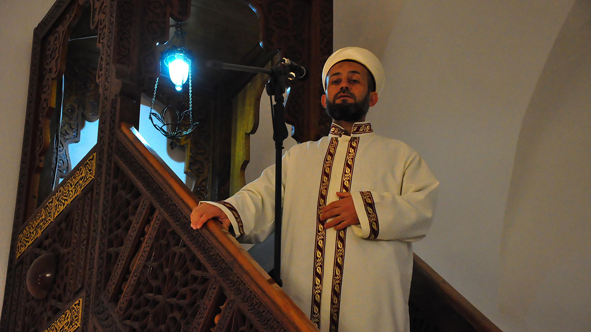 Futbolcu imam, gençleri spora teşvik ediyor