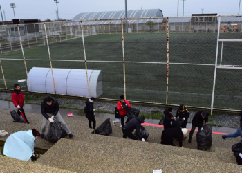 Futbolcular maçtan sonra çöp topladı