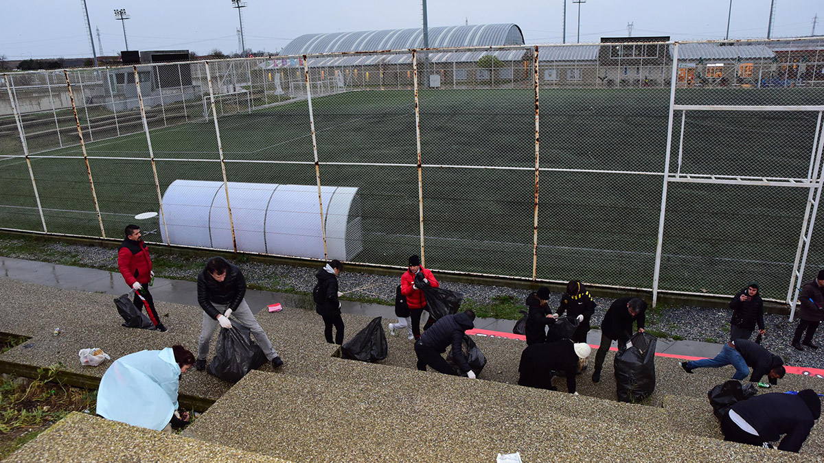 Futbolcular maçtan sonra çöp topladı