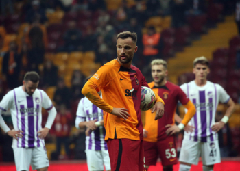 Galatasaray'da iki yabancıyla yollar ayrıldı
