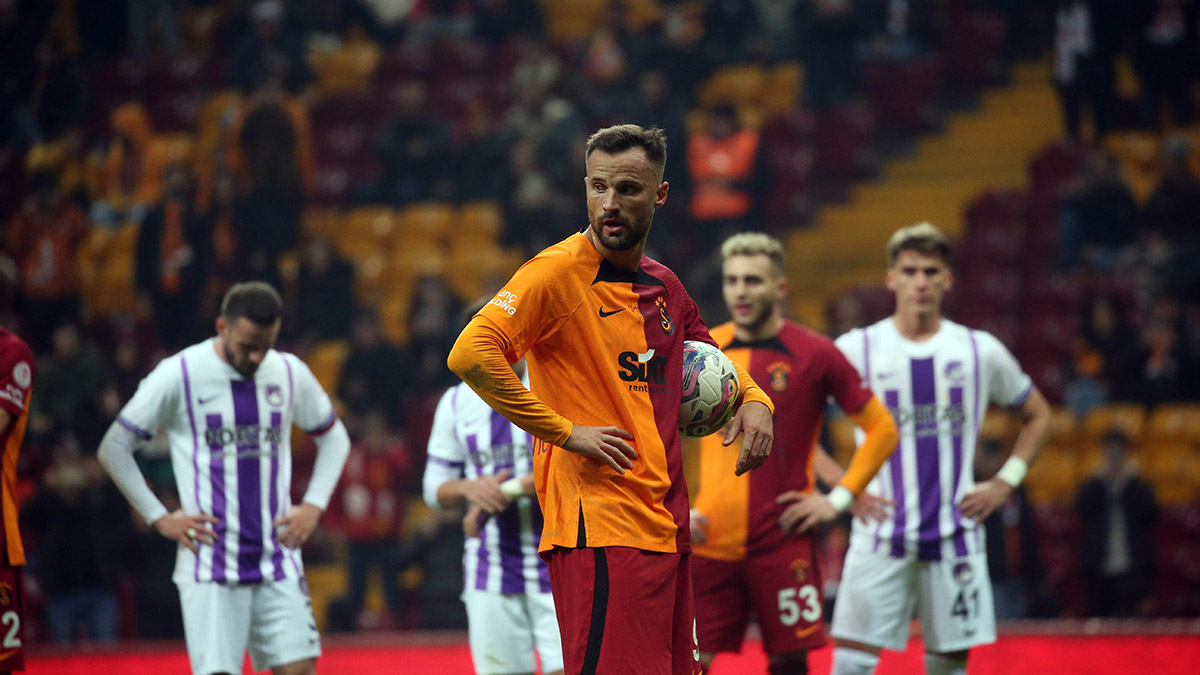 Galatasaray'da iki yabancıyla yollar ayrıldı