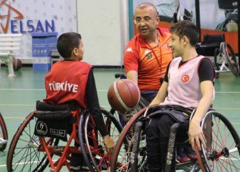 Gazi basketbolcu, engelli çocuklara umut oldu