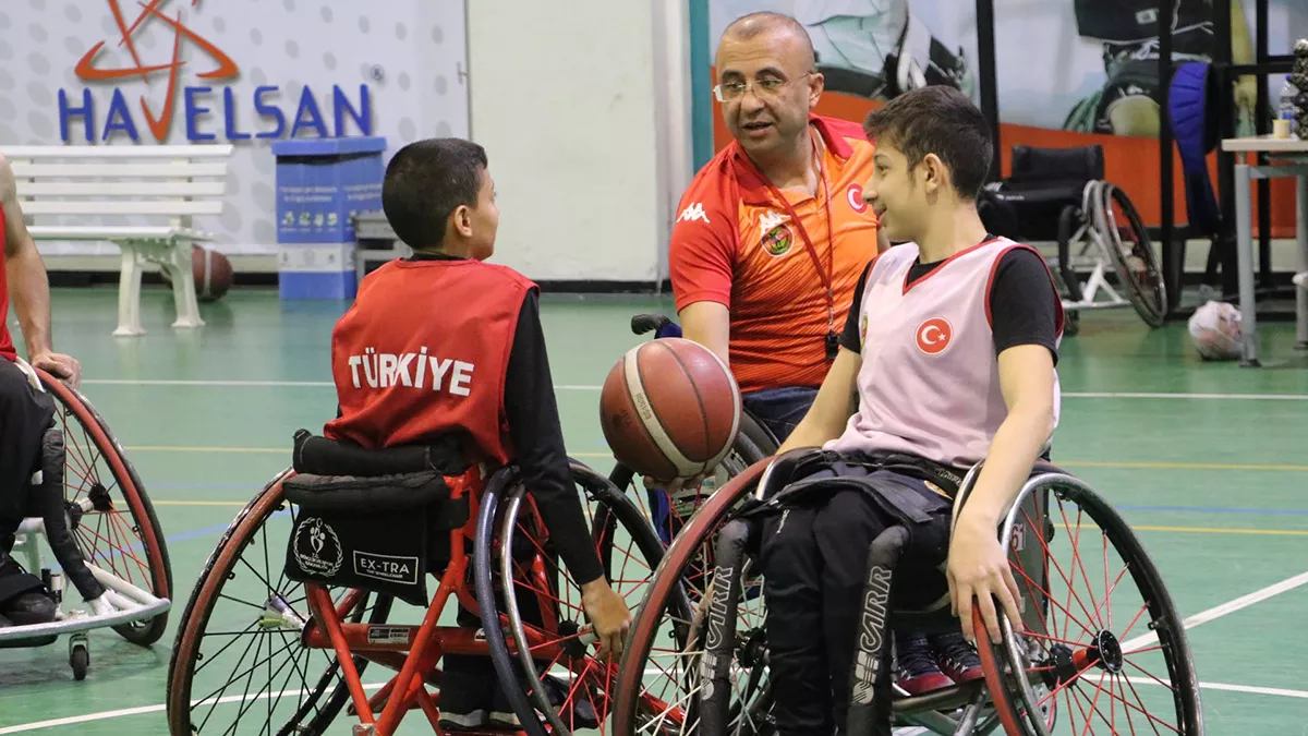 Gazi basketbolcu, engelli çocuklara umut oldu