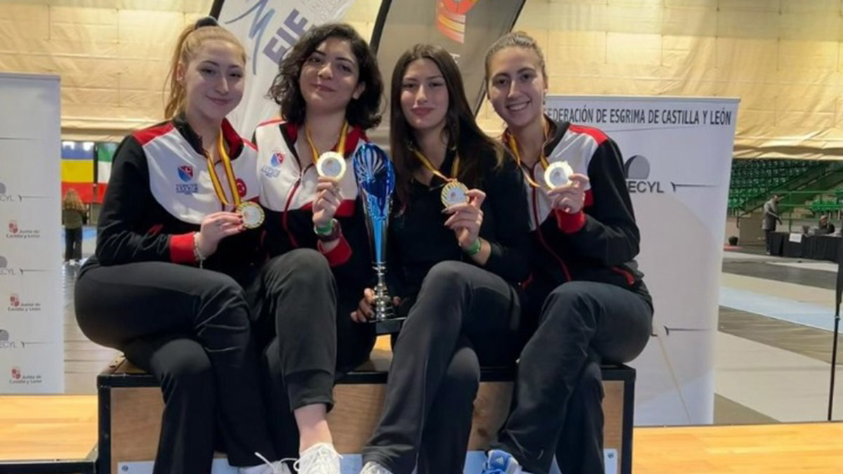 Genç Kadınlar Kılıç Takımı İspanya'da şampiyon oldu