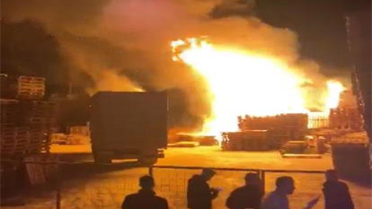 Geri dönüşüm tesisindeki yangın imalathaneye sıçradı