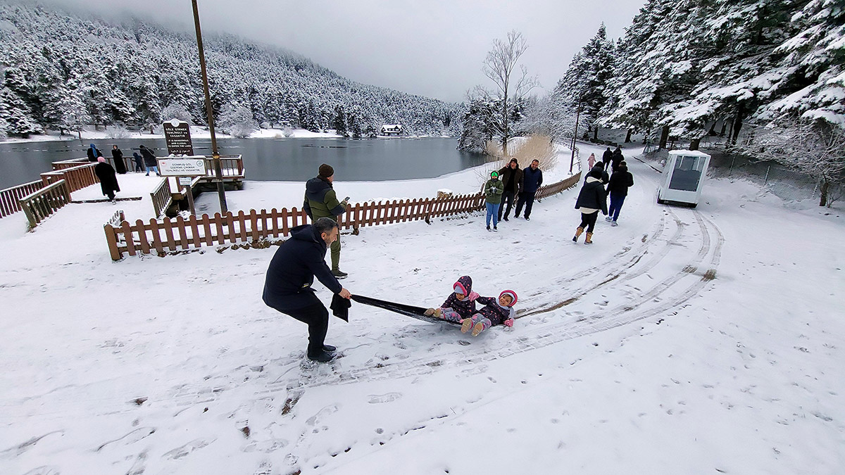Gölcük Tabiat Parkı'nda kar güzelliği