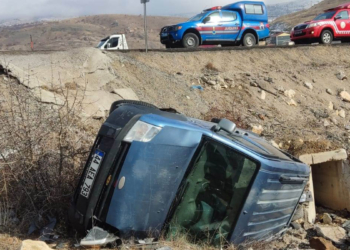 Hafif ticari araç şarampole devrildi: 4 yaralı