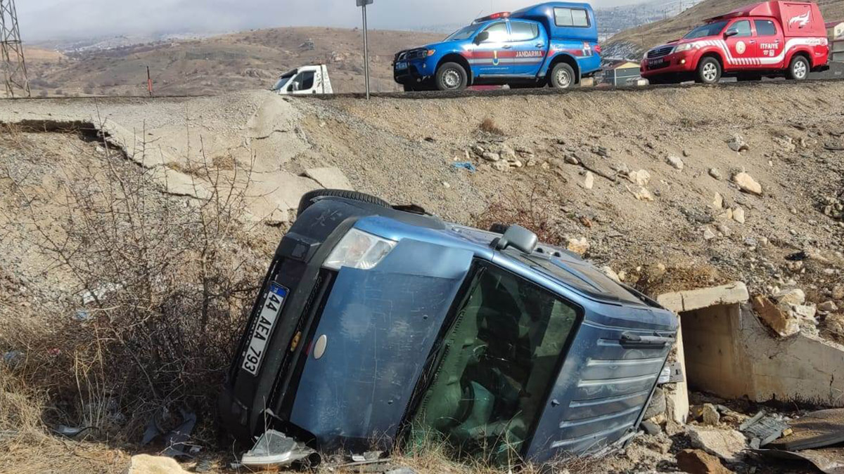 Hafif ticari araç şarampole devrildi: 4 yaralı