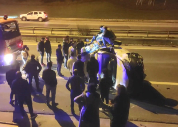 Hafif ticari araç üst geçitten yola uçtu: 4 yaralı
