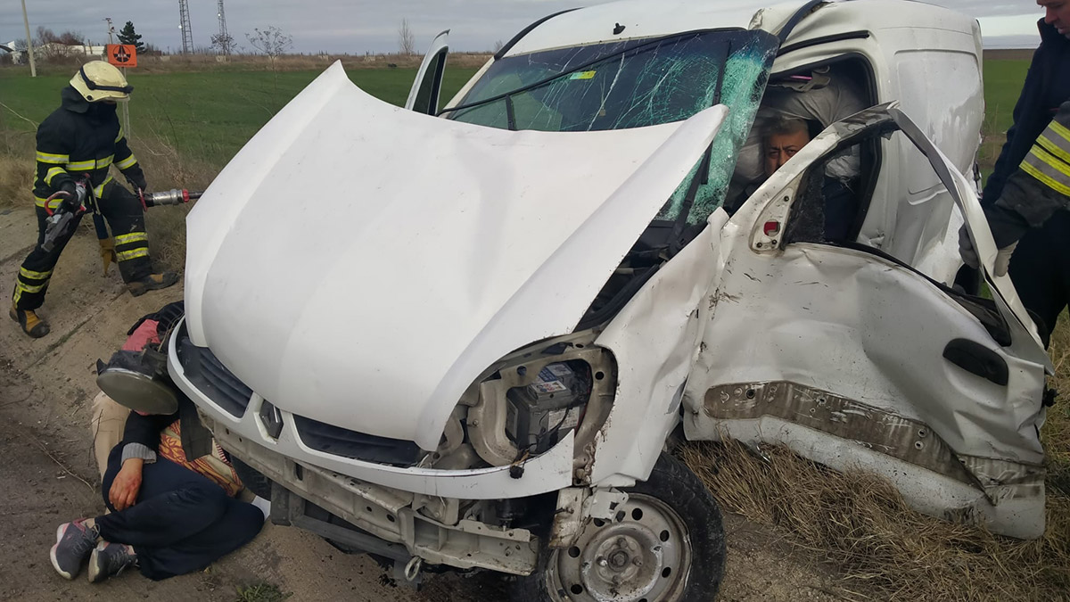 Hafif ticari araç ve kamyonet çarpıştı: 4 yaralı 